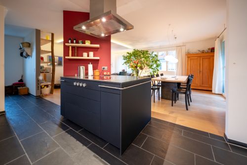 Küche im Altbau mit Naturstein und Parkett