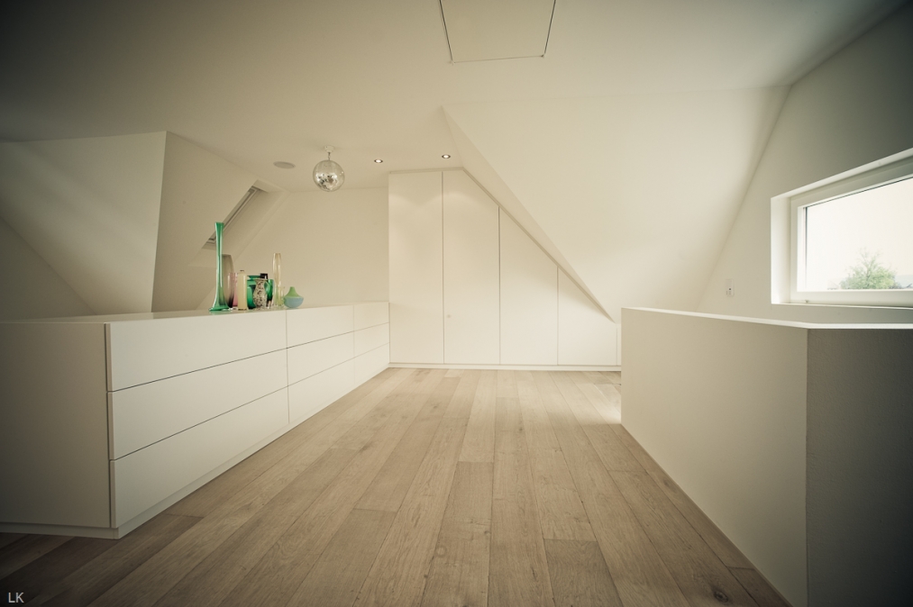 Einbauschränke und Sideboard in der Dachschräge